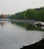 黃水河兩岸生機盎然，綠意蔥蘢，走在兩岸曲徑通幽的小路上，暗香來襲，沁人心脾，成為西寧市的一處天然氧吧。